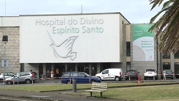 Hospital de Ponta Delgada abre inquérito após encontrar doente "estendido no exterior do edifício"