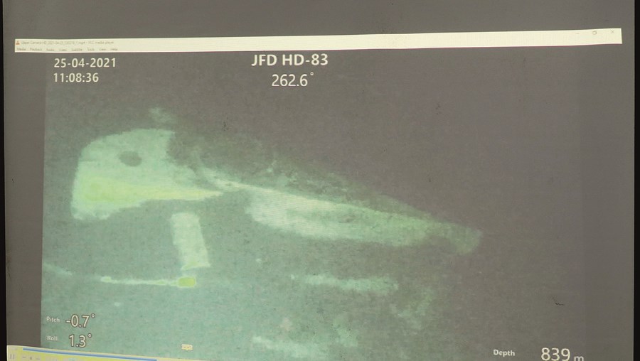 Drone subaquático filmou os destroços do submarino, que se encontram a mais de 800 metros de profundidade  