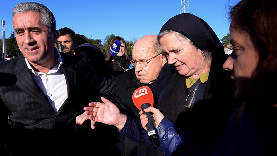 Padre Joaquim Milheiro (ao centro) está acusado pelo Ministério Público de nove crimes de escravidão