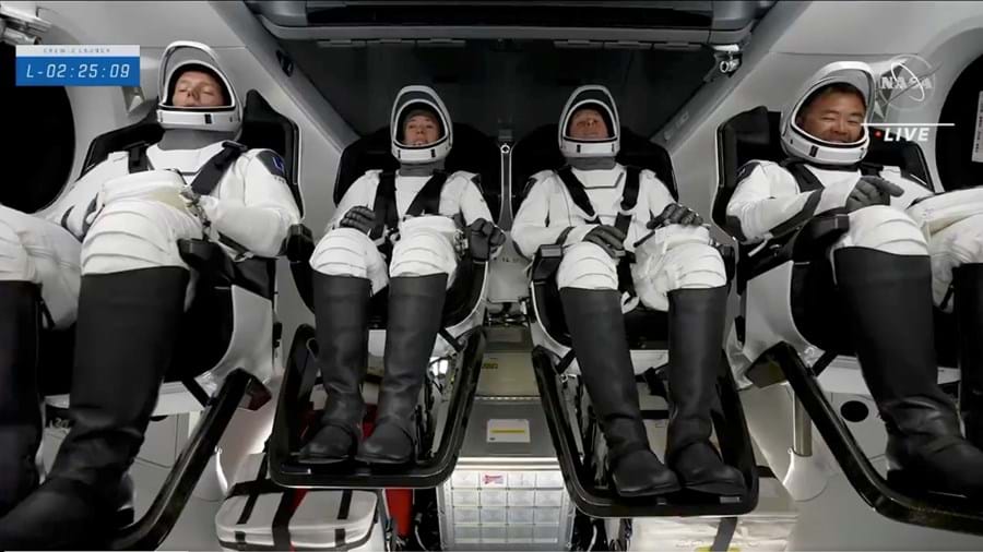 SpaceX envia quatro astronautas para Estação Espacial Internacional