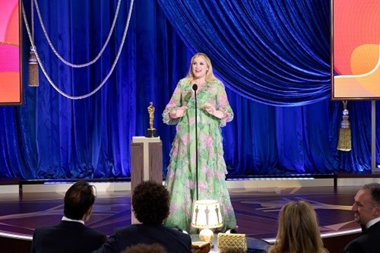 Emerald Fennell recebe o Óscar para melhor Argumento Original  