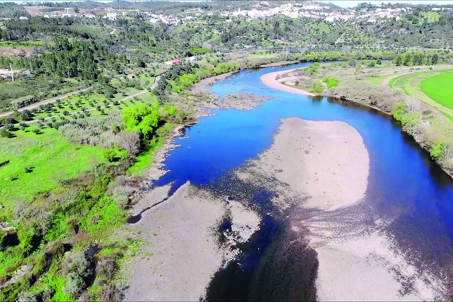 O rioTejo, numa extensão de 30 km, nos concelhos de Abrantes e Mação, tem em certos dias o caudal quase seco     