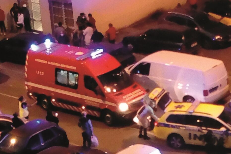 Bombeiros, acompanhados do INEM e da Polícia, acorreram ao local    