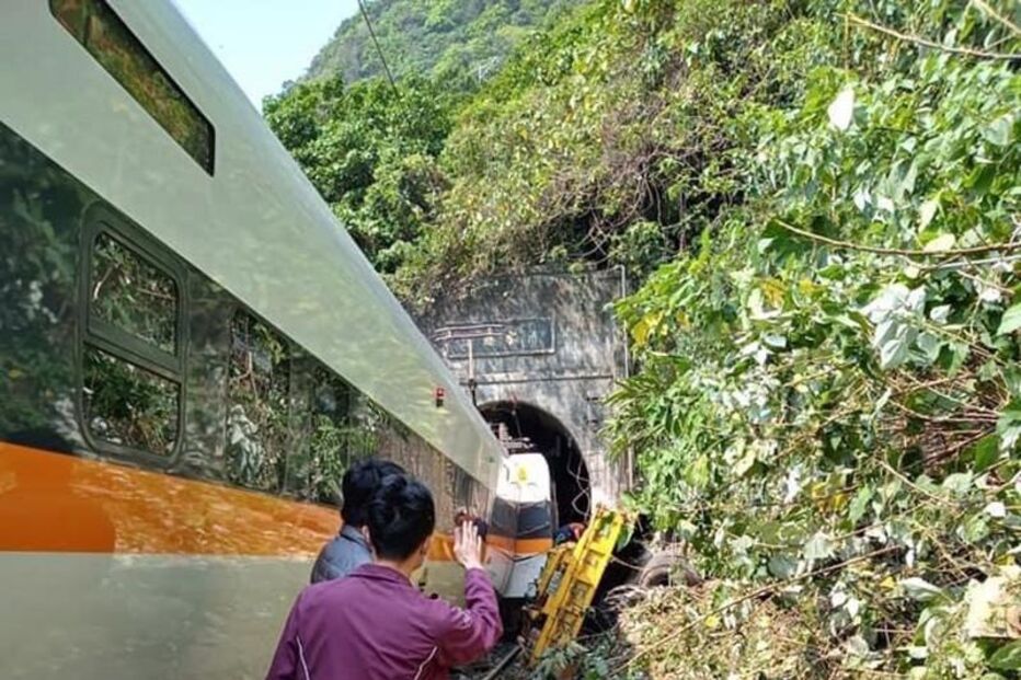 Descarrilamento de comboio em Taiwan faz mais de 40 mortos e dezenas de feridos