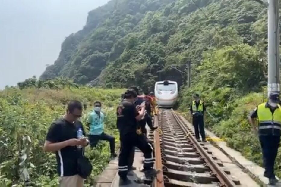 Descarrilamento de comboio em Taiwan faz mais de 40 mortos e dezenas de feridos
