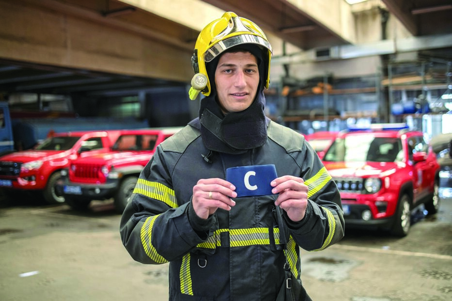 Bombeiro apanhou  a braçadeira 