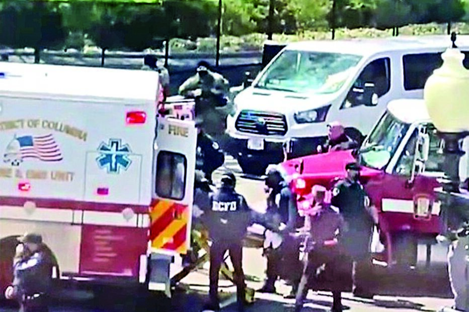 Autor do ataque saiu do caro com uma faca e foi morto 