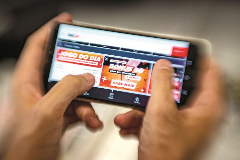 Confinamento levou os portugueses a gastar mais dinheiro nas plataformas de jogo online no último ano  