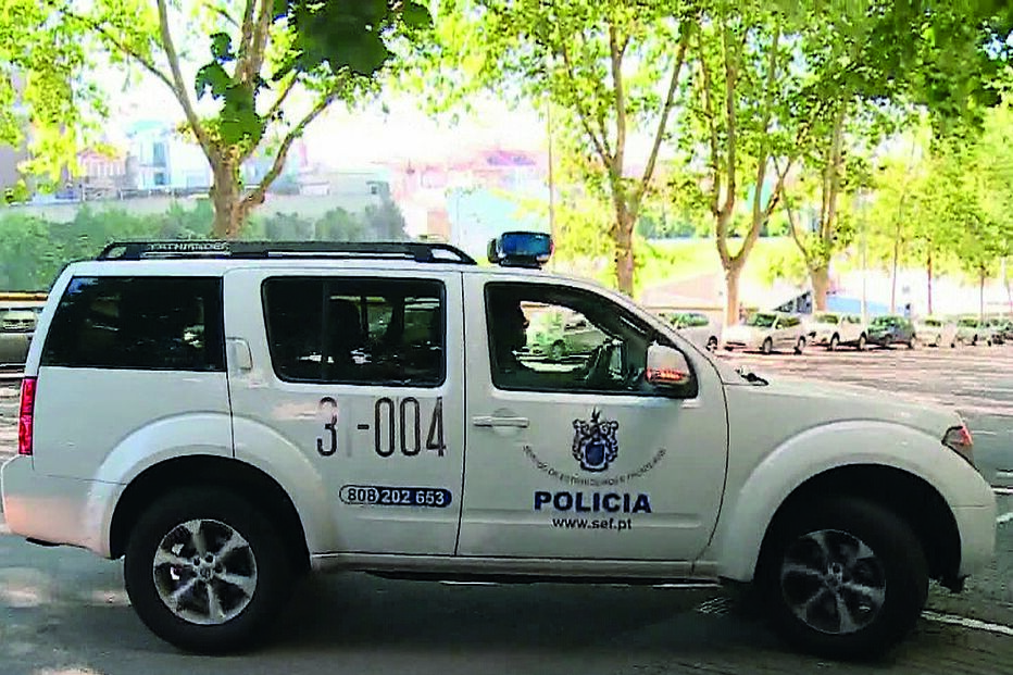 Marroquinos a serem transportados pelo SEF entre o aeroporto e o tribunal, no dia seguinte ao motim