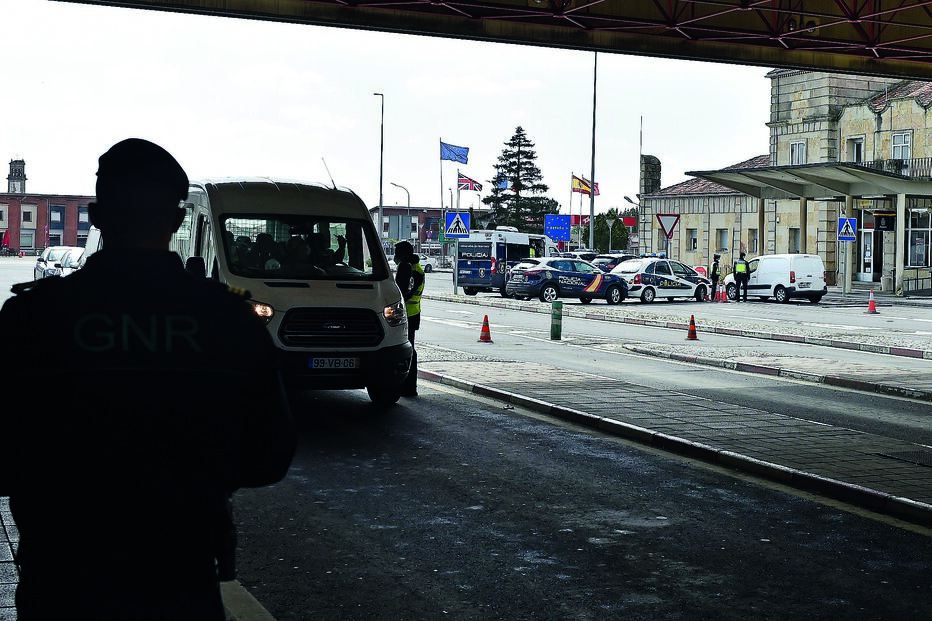 Militares da GNR em ação de fiscalização na fronteira de Vilar Formoso. Nos últimos dias registou-se um aumento do volume de tráfego