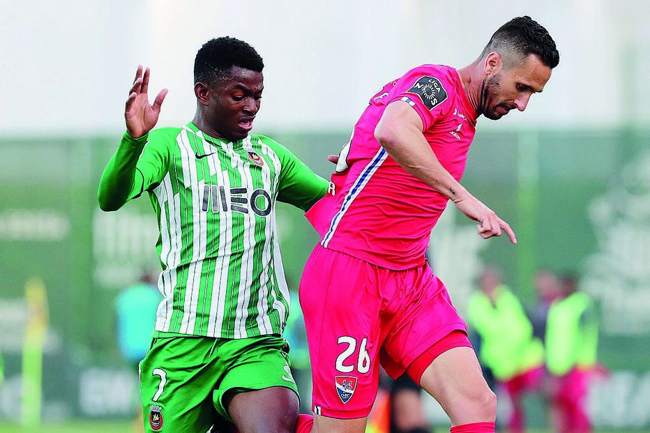 Rúben Fernandes (à dir.) protege a bola perante a pressão de Gelson Dala