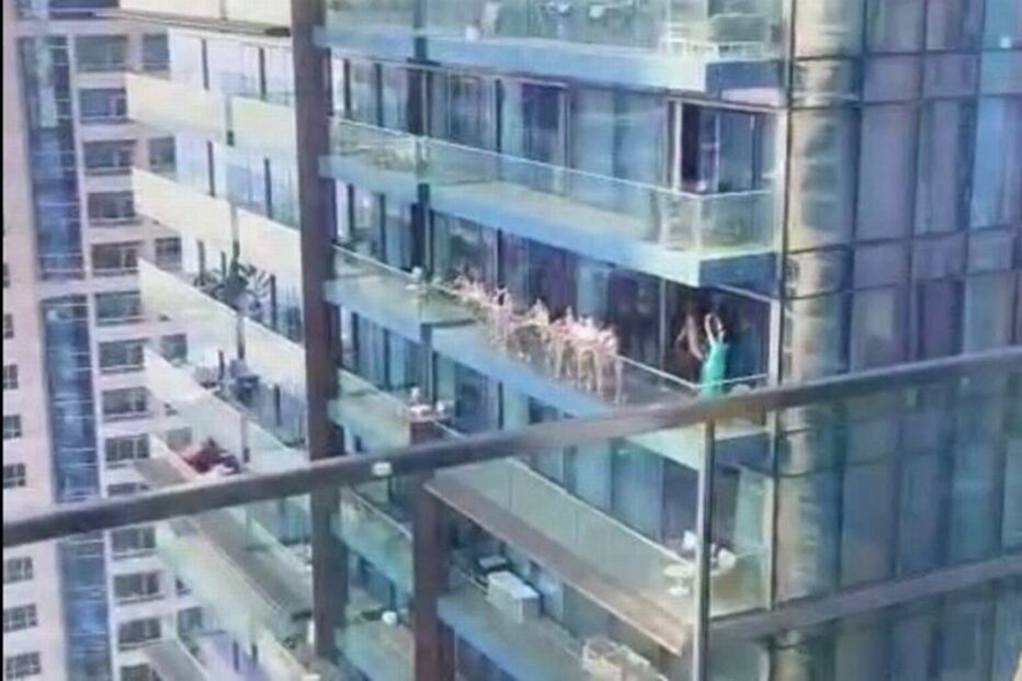 Mulheres foram filmadas a tirar fotos nuas na varanda