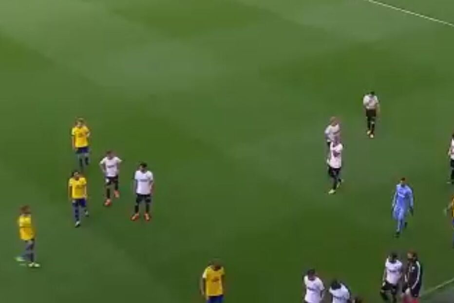 Jogadores do Valência abandonam relvado durante jogo frente ao Cádiz após alegados insultos racistas