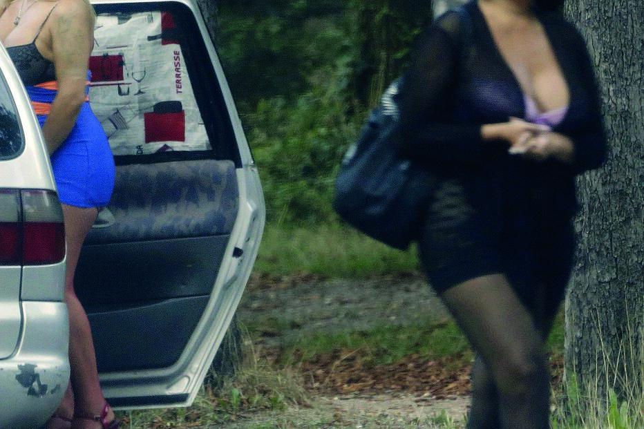 Mulheres que se prostituíam na reta de Coina eram ameaçadas, agredidas e forçadas a pagar ao homem de 42 anos