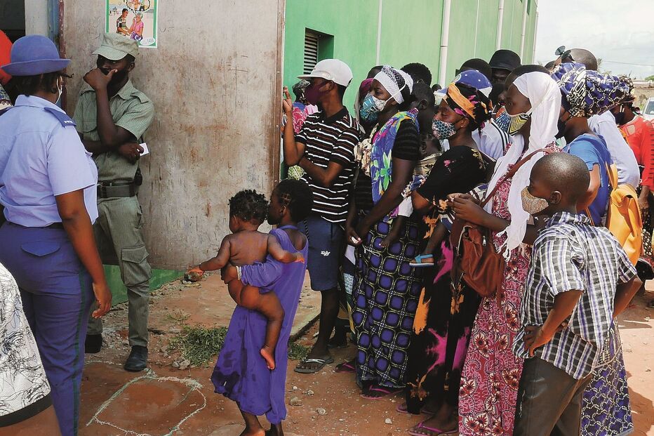 Pessoas obrigadas a fugir de Palma após ataque jihadista aguardam pela distribuição de ajuda na cidade de Pemba 