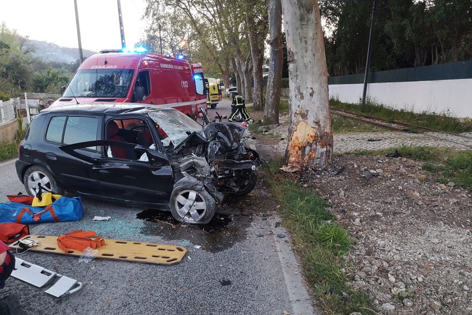 Despiste fere duas pessoas e corta estrada EN 247 em Sintra nos dois sentidos