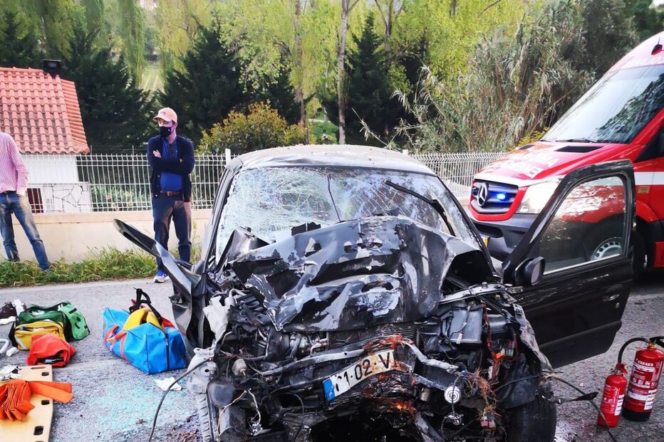 Despiste fere duas pessoas e corta estrada EN 247 em Sintra nos dois sentidos