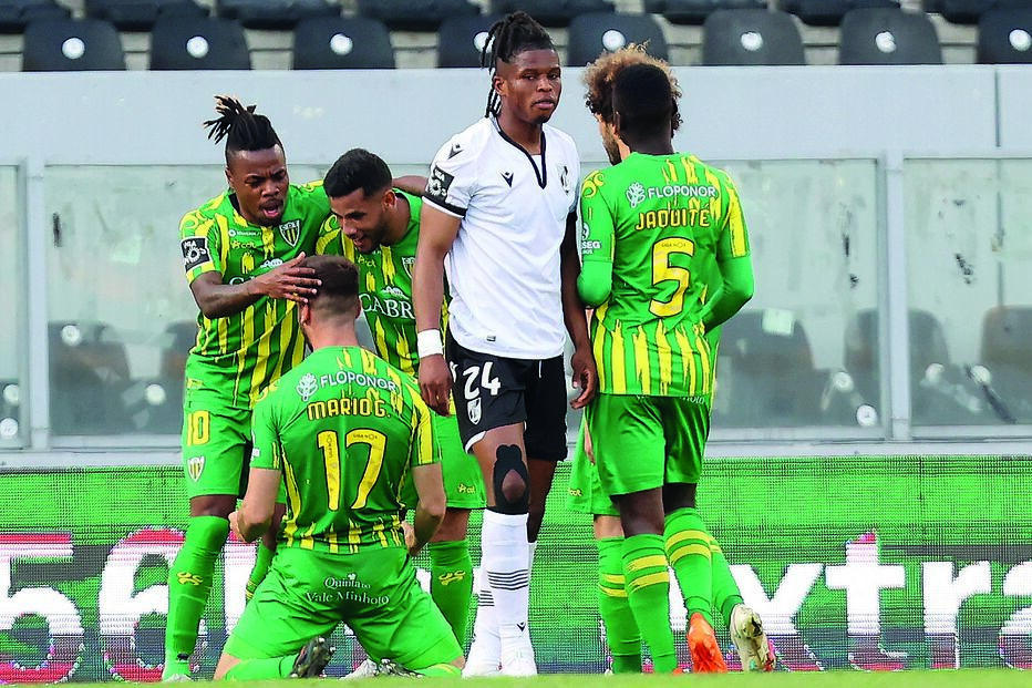 Mario Gonzalez marcou um golo em cada uma das partes e foi determinante para a vitória dos forasteiros 