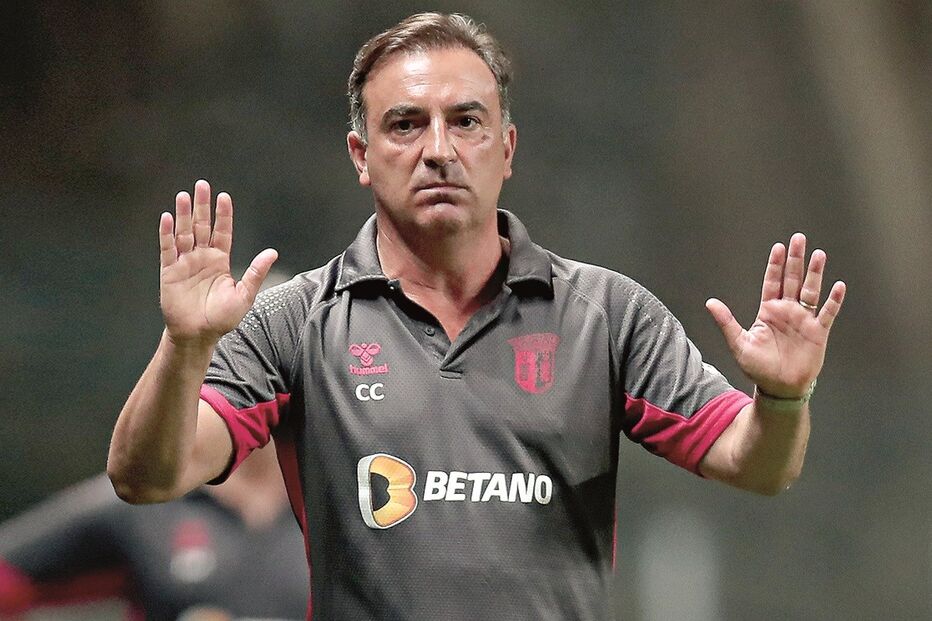 Carlos Carvalhal, treinador do Sp. Braga, diz que a sua equipa aposta em jogar bem para ganhar 