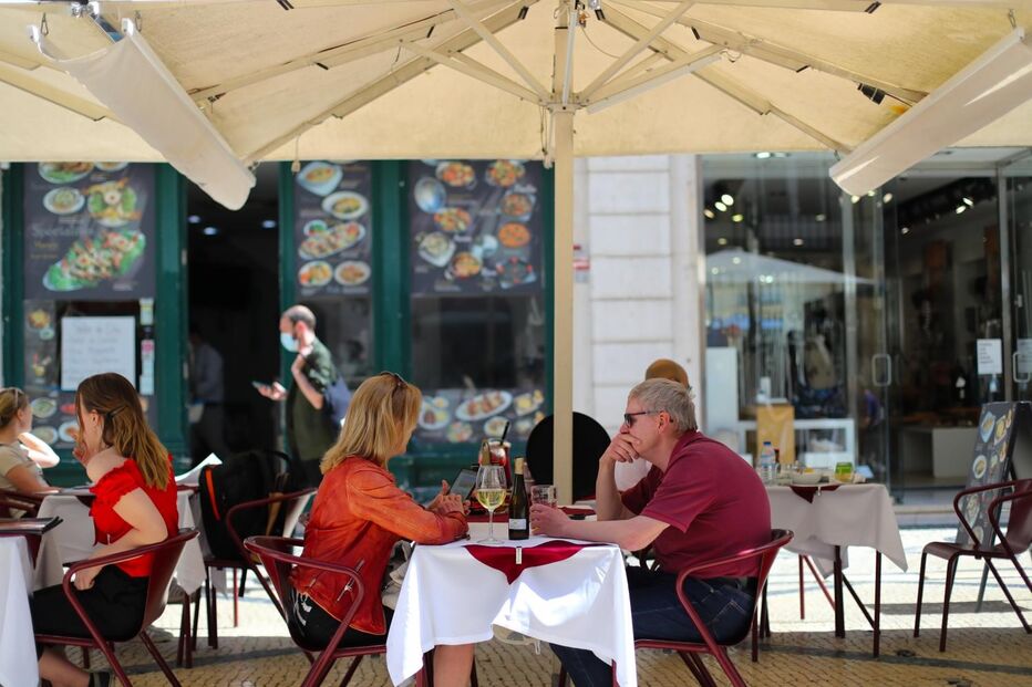 Regresso às esplanadas no primeiro dia da 2ª fase do desconfinamento em Lisboa