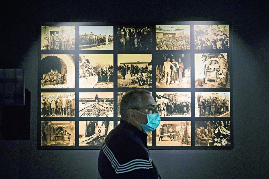 Visitantes na inauguração do Museu do Holocausto no Porto