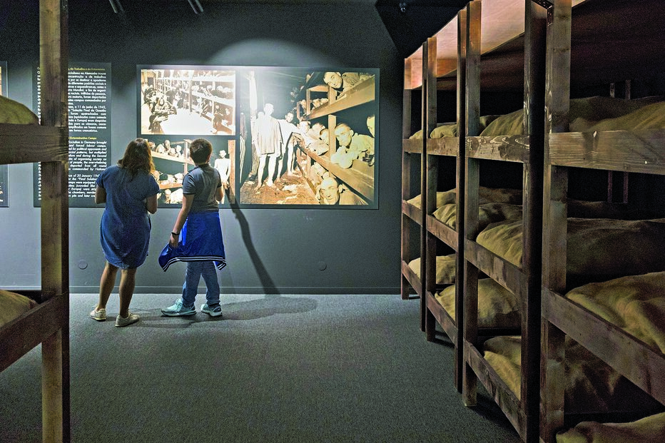 Visitantes na inauguração do Museu do Holocausto no Porto