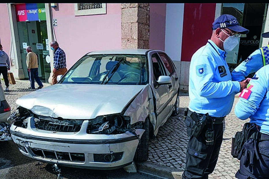 Polícia investiga acidente