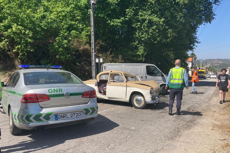 Colisão entre duas viaturas destrói carro clássico e faz cinco feridos em Guimarães