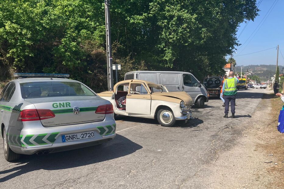 Colisão entre duas viaturas destrói carro clássico e faz cinco feridos em Guimarães