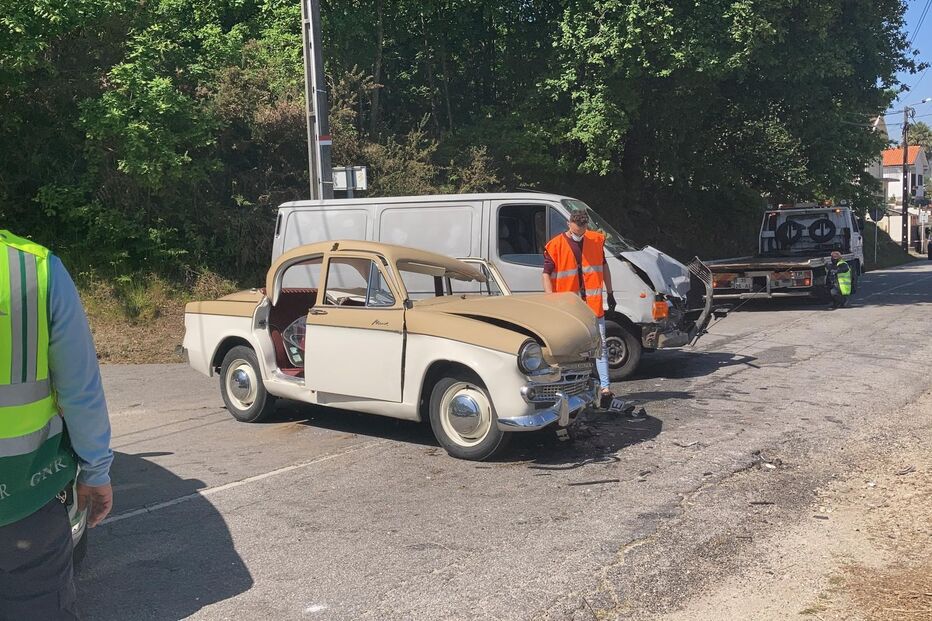 Colisão entre duas viaturas destrói carro clássico e faz cinco feridos em Guimarães