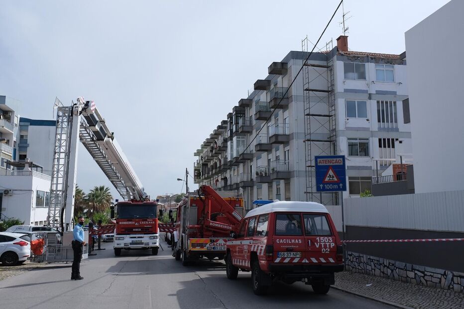Dois homens morrem em queda de andaime em Almada