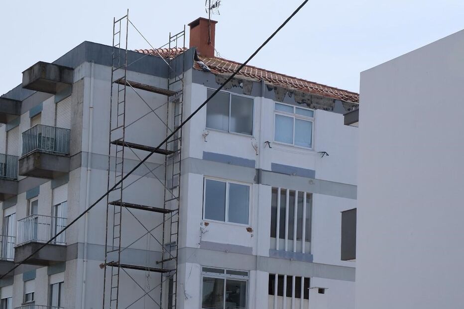 Dois homens morrem em queda de andaime em Almada