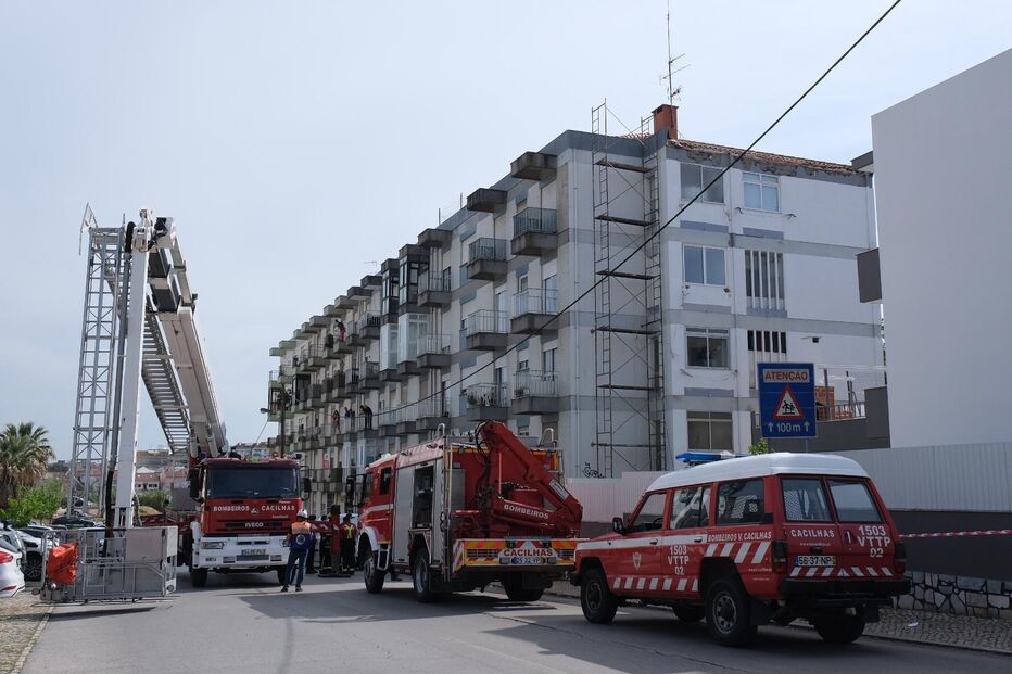 Dois homens morrem em queda de andaime em Almada
