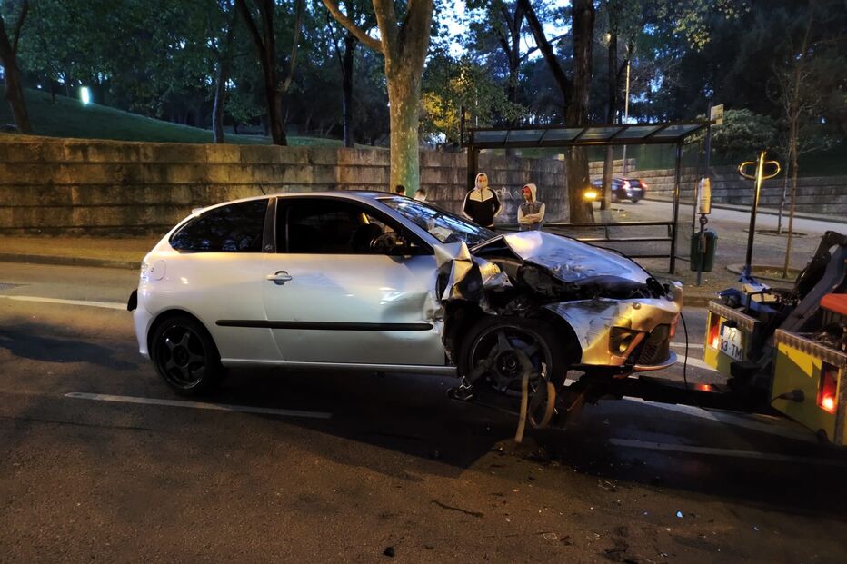 Homem não pára em operação policial e tenta atropelar autoridades no Porto