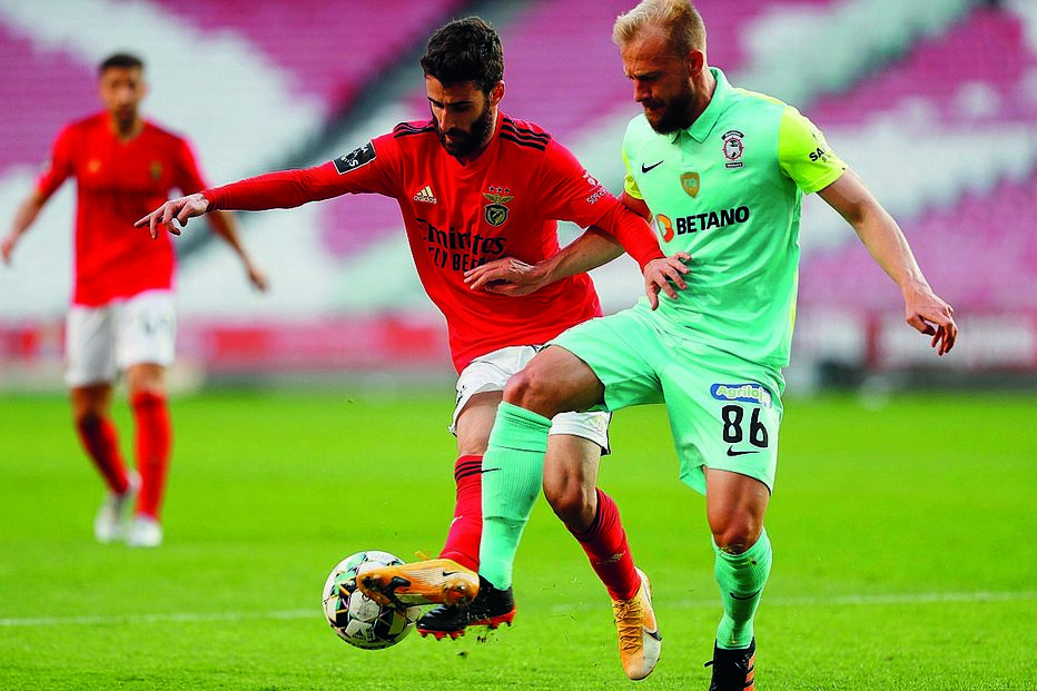 Hermes toca Rafa na área do Benfica. Penálti criticado pelo Sp. Braga 