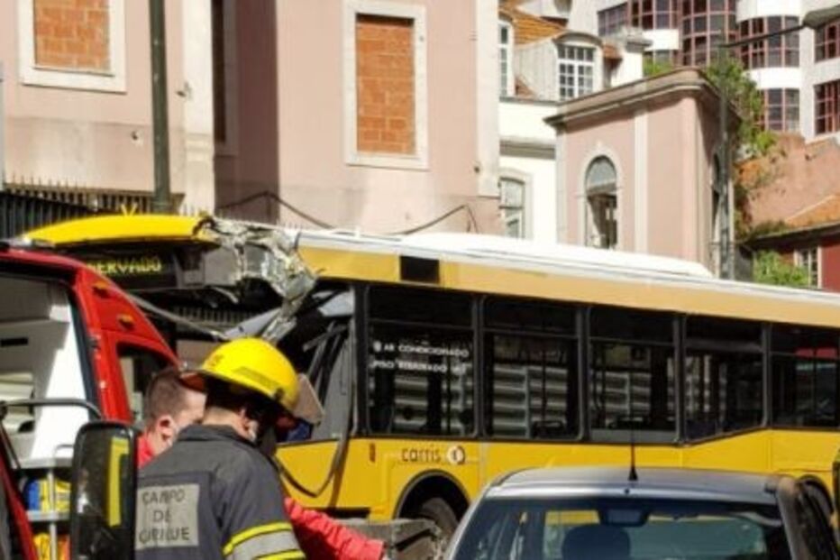 Choque entre autocarro da Carris e três automóveis faz vários feridos em Lisboa