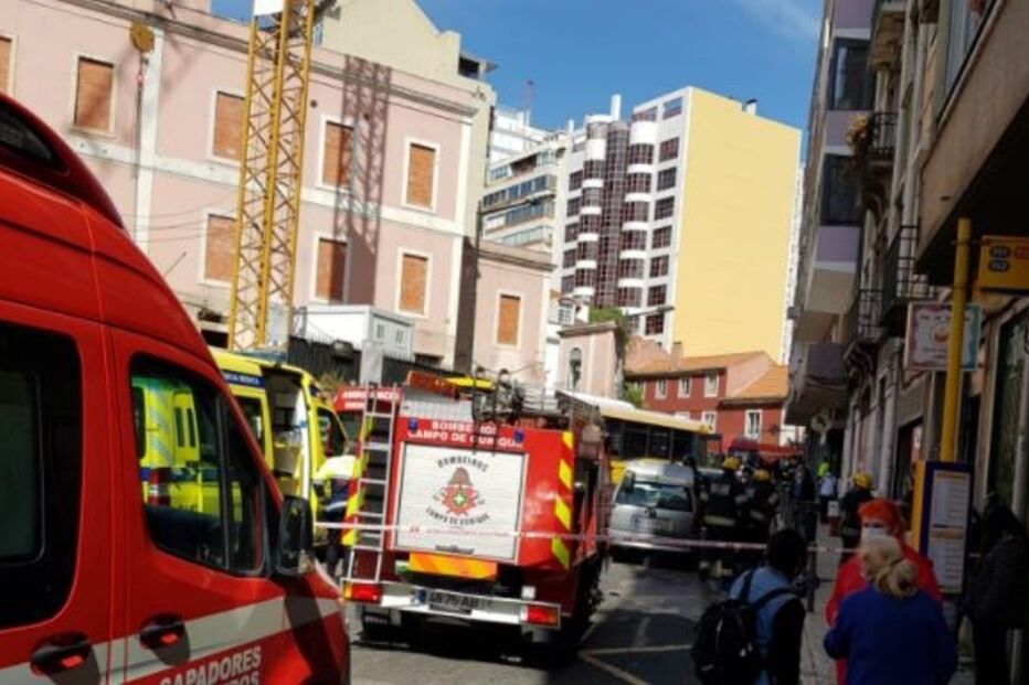 Choque entre autocarro da Carris e três automóveis faz vários feridos em Lisboa