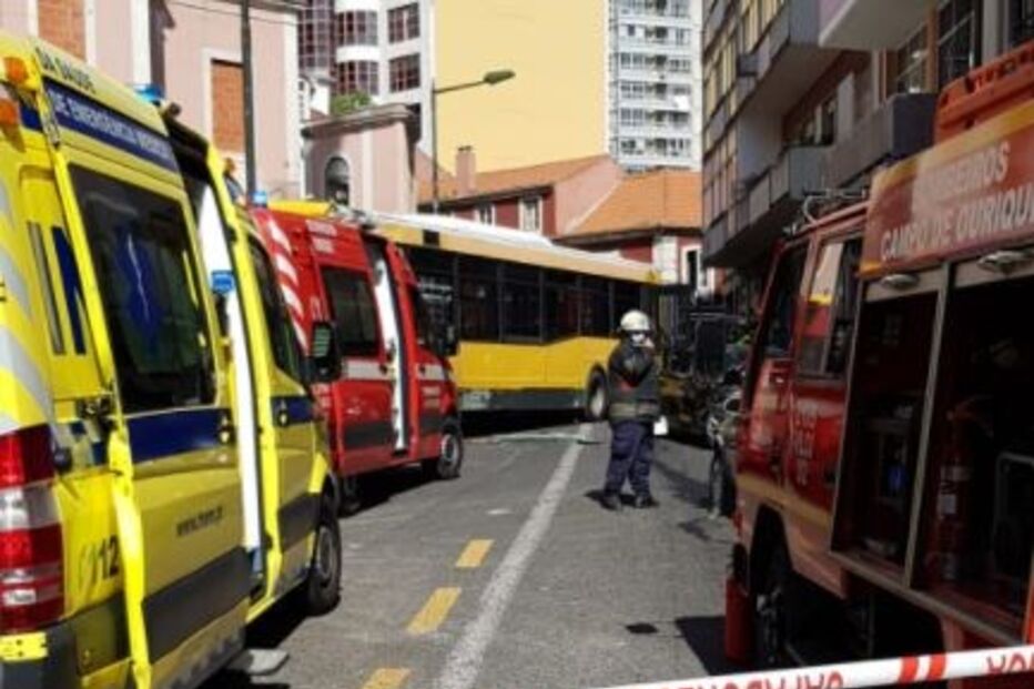 Choque entre autocarro da Carris e três automóveis faz vários feridos em Lisboa