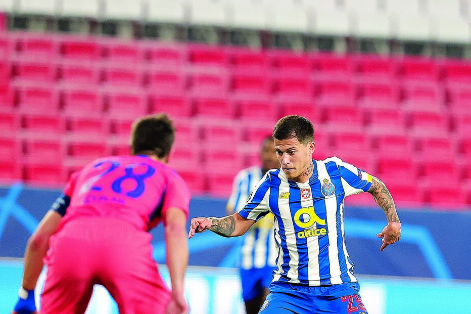 Otávio tenta passar pelo defesa espanhol César Azpilicueta, durante o jogo, em Sevilha 