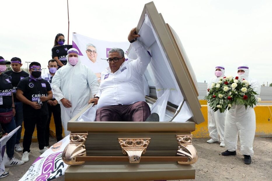 Candidato mexicano lança campanha dentro de caixão por causa da pandemia e dos cartéis