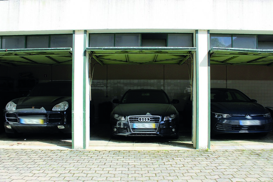 Carros apreendidos pela Polícia Judiciária aos suspeitos. Uma das viaturas está avaliada em cerca de 150 mil euros