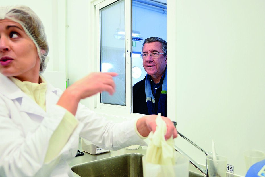 Jorge Coelho, na sua queijaria, um projeto que fundou no concelho natal