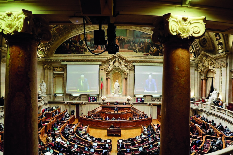 Parlamento alarga razões para suspensão de funções
