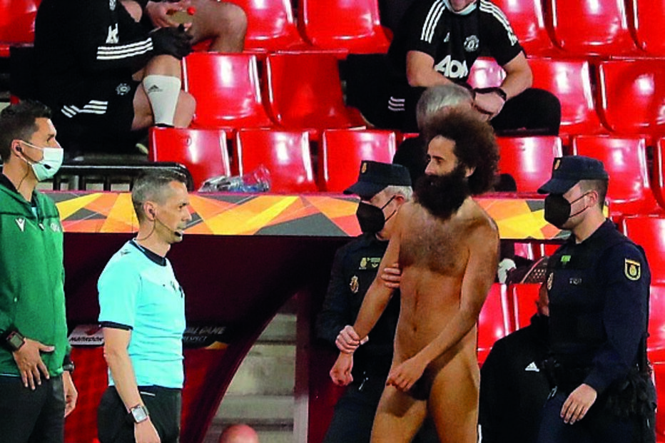 Homem nu invadiu campo em jogo sem público e à porta fechada...