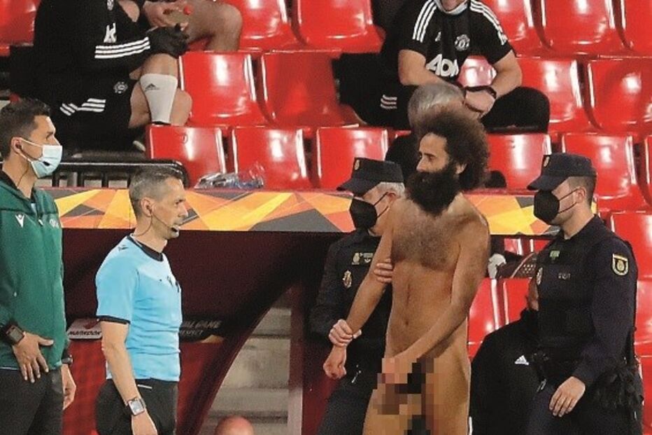 Homem nu invadiu campo em jogo sem público e à porta fechada...