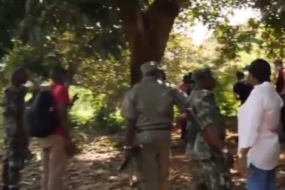 Militares junto à vala comum