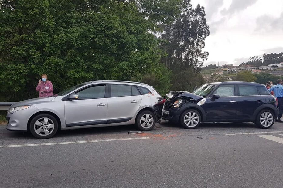 Bebé entre quatro feridos em colisão na EN105