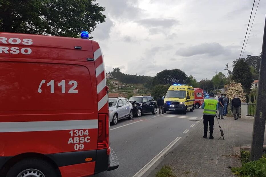 Bebé entre quatro feridos em colisão na EN105