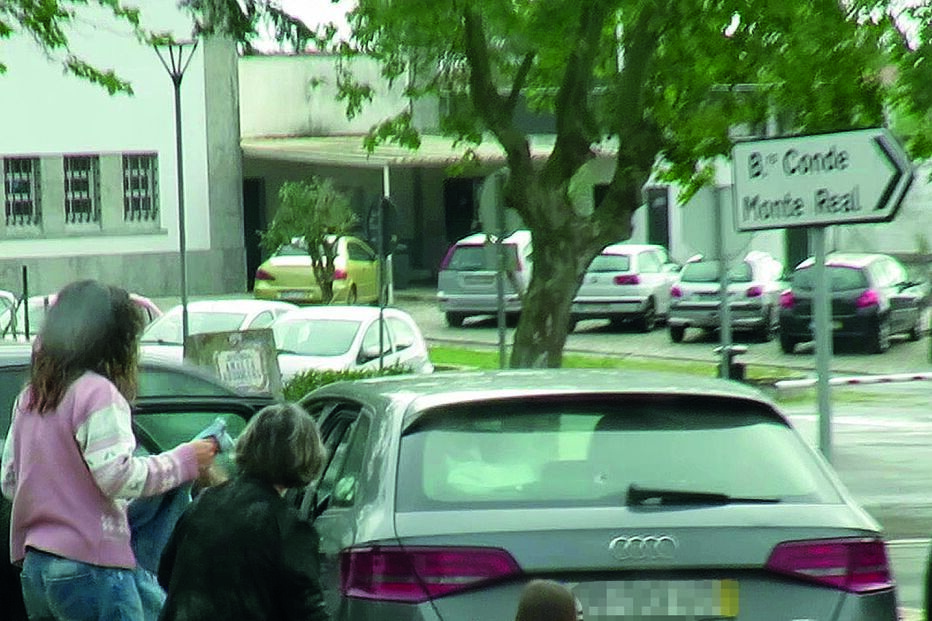 Sara Barradas na chegada à cadeia de Tires com a avó e irmã mais nova