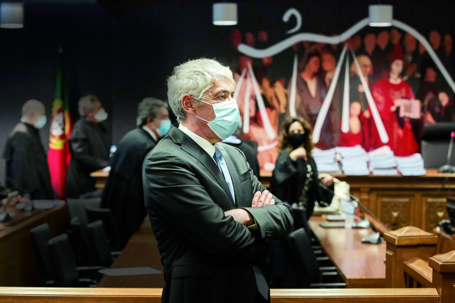 José Sócrates foi, no entendimento do juiz Ivo Rosa, corrompido pelo amigo Carlos Santos Silva com mais de 1,7 milhões de euros através da entrega de dinheiro vivo. Pagou-lhe ainda viagens, livros e outras despesas 